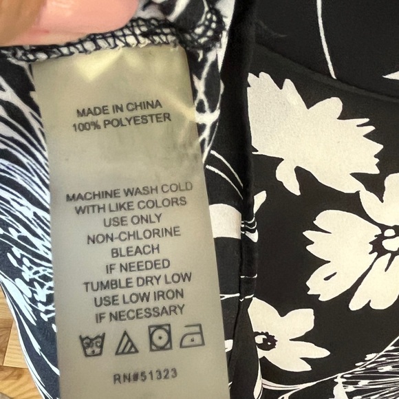 Vince Camuto Floral Cold Shoulder Hi-Lo Blouse. Black and White Size S? #1191 - Picture 8 of 8